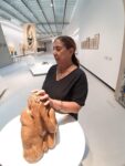 Rossella Frittelli al MAXXI durante la preparazione dei laboratori tattili "Sculture interiori"