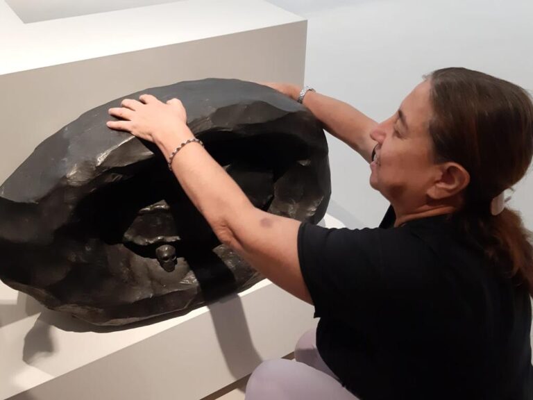 Rossella Frittelli al MAXXI durante la preparazione dei laboratori tattili "Sculture interiori"