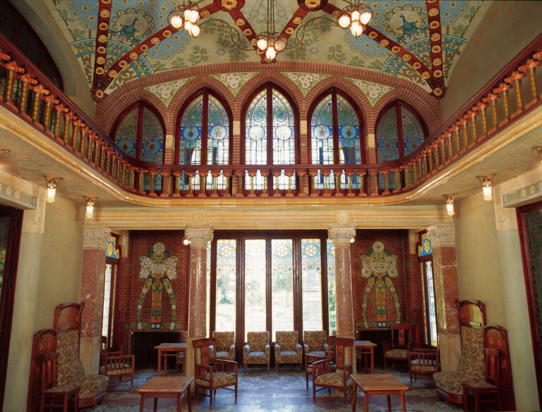 Sala dell'Istituto Pere Mata di Reus, progettata dall'architetto Lluis Domenech i Montaner. Courtesy Institut Pere Mata
