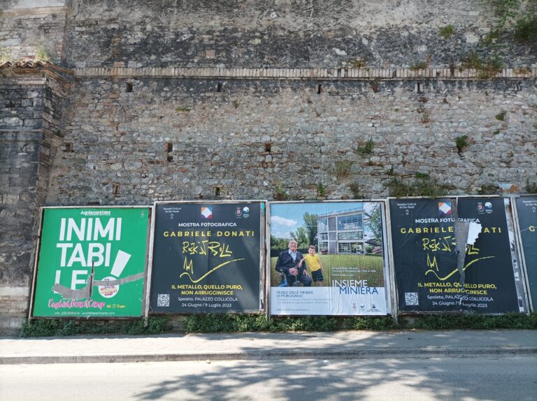 Serafino Amato, Insieme Miniera, 2023. Manifesti affissi nello spazio pubblico di Spoleto. Photo Nicoletta di Cicco Pucci