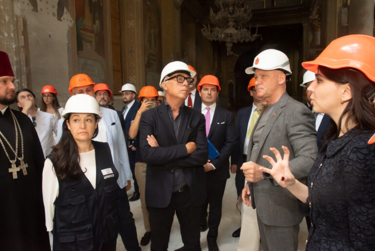 Stefano Boeri in visita in Cattedrale con il Sindaco di Odessa L'Italia si dà da fare in Ucraina per la ricostruzione di Odessa