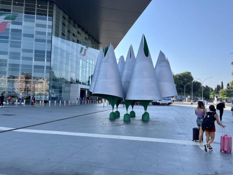 Se questa è arte urbana. L’installazione di Roma Tiburtina finita lì per caso