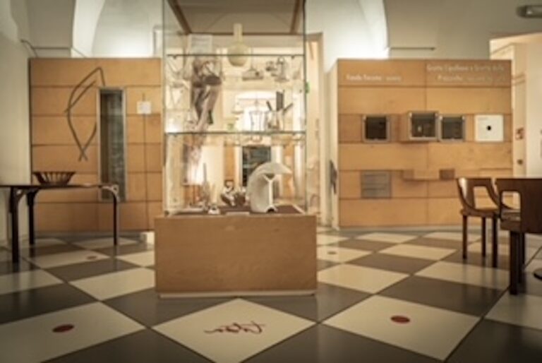 Tobia Scarpa, Design e gusto della tavola italiana, installation view at Museo Civico di Paleontologia e Paletnologia, Salento, 2023