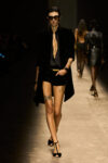 Tom Ford MFW 2 Milano Fashion Week 2023. Il debutto Anni ’70 (e ’90) di Tom Ford