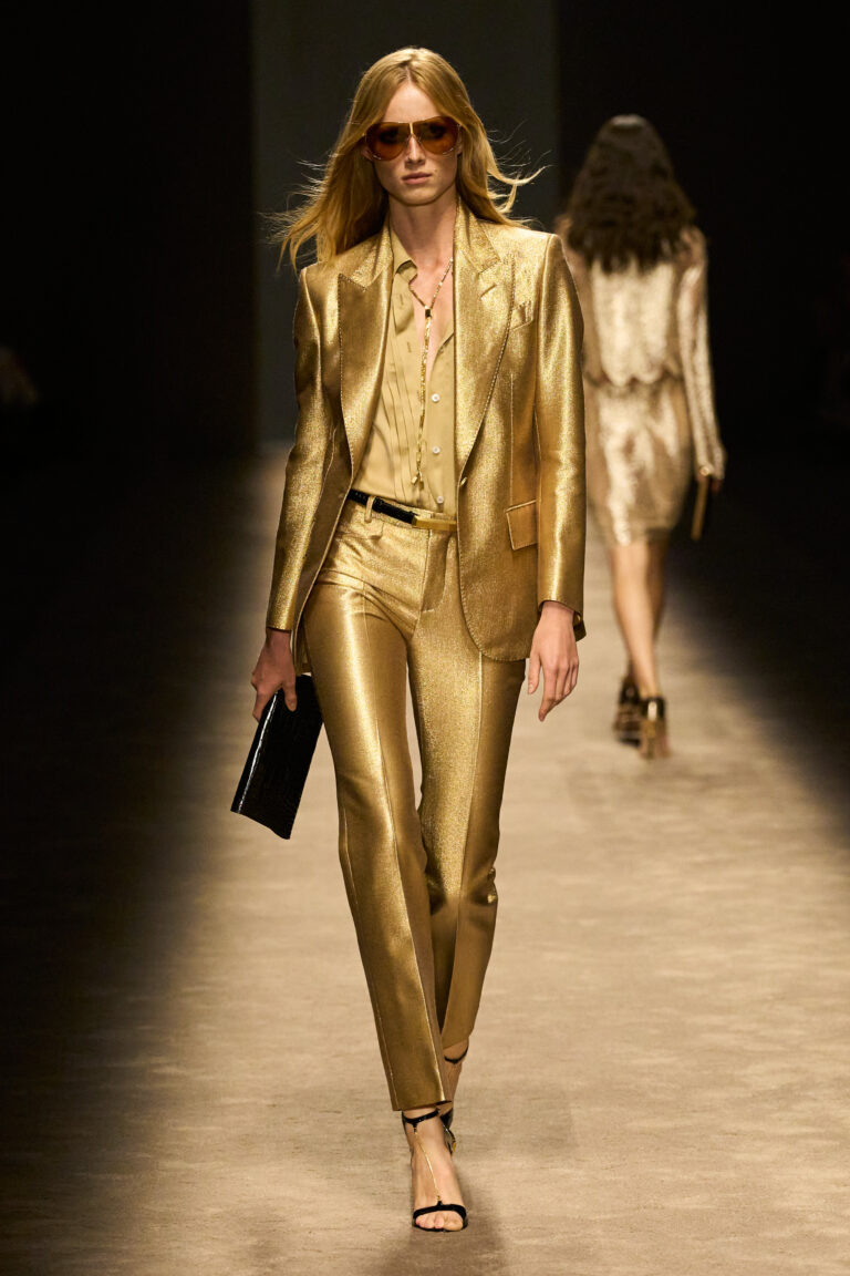 Tom Ford MFW Milano Fashion Week 2023. Il debutto Anni ’70 (e ’90) di Tom Ford