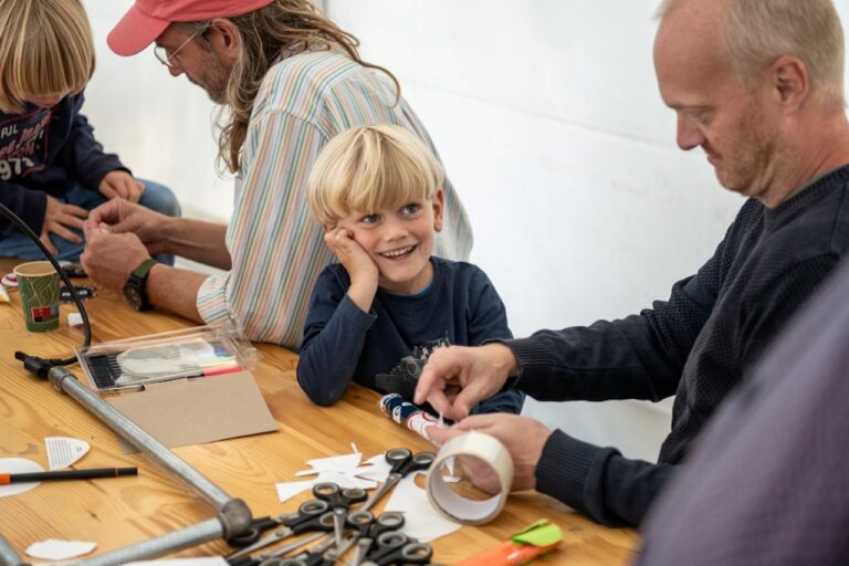 Un workshop sull’osservazione del cosmo dedicato ai bambini. Tårup, Dark Sky Festival, Danimarca. Photo Jørn Albertus