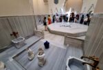 Una sala del Çinili Hamam con le opere della mostra allestite