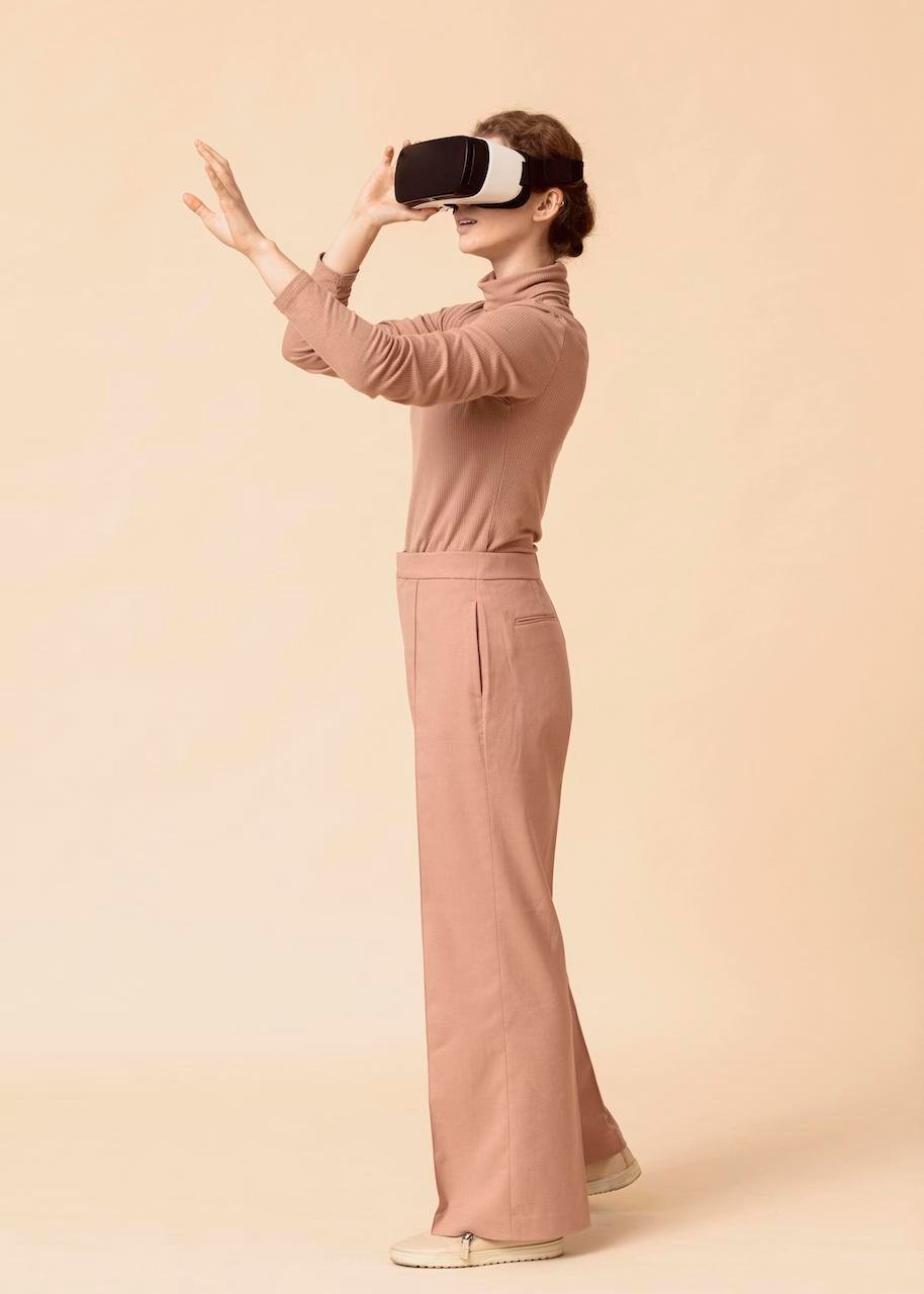 Woman playing VR. Photo via Freepik
