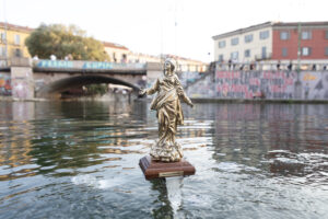 A Milano è comparsa una Madonnina nelle acque della Darsena