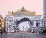 L’installazione-grotta di JR a Parigi sulla facciata dell’Opéra Garnier in restauro
