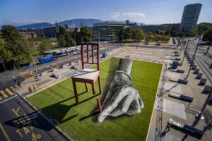 A Ginevra l’opera dello street artist Saype contro l’utilizzo delle armi