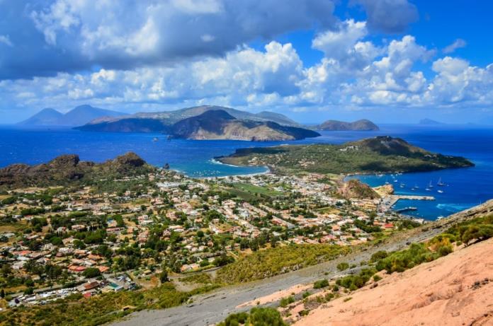 Vulcano Porto e Lipari sullo sfondo