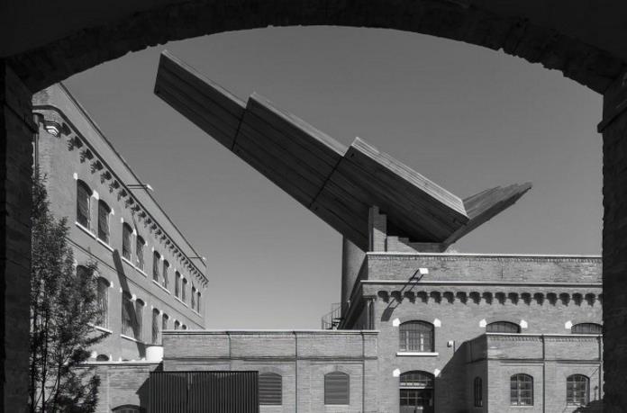 2 Veduta esterna della sede dellArchivio Progetti Universita Iuav di Venezia con vista delle ‘Ali diMassimo Scolari ©foto Servizio Immagine Iuav Archivi Aperti 2023. Guida a musei, fondazioni, studi di fotografia che aprono in Italia