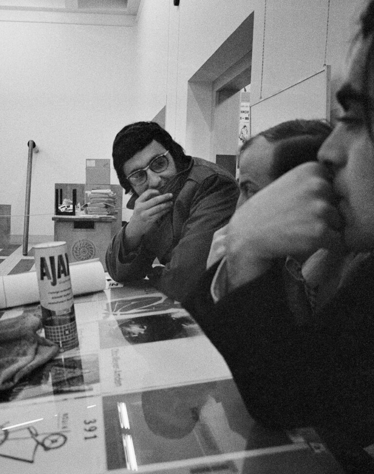 Germano Celant a Berna, alla Kunsthalle, in occasione di Live in your head. When attitudes become form, 1969. Photo (dettaglio) © Claudio Abate. Courtesy Archivio Claudio Abate