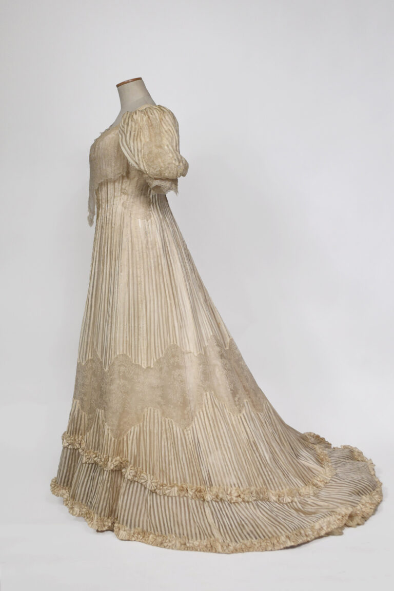 38 Sartoria torinese attr. Abito femminile da sposa o da cerimonia di mussola di cotone e organza Torino capitale del Liberty. La grande mostra a Palazzo Madama