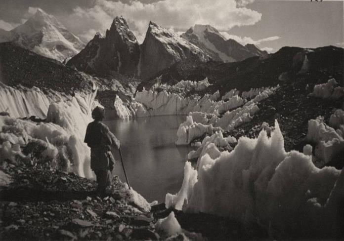 5 Massimo Terzano Baltoro. Lago glaciale. Sul fondo a sinistra il Masherbrum Spedizione geografica Duca di Spoleto al Karakorum 1929 Archivi Aperti 2023. Guida a musei, fondazioni, studi di fotografia che aprono in Italia