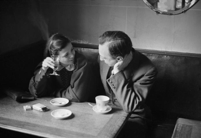 9 Andre KesteszElisabeth et moi dans un cafe a MontparnasseParis 1931© Donation Andre Kertesz Ministere de la Culture France Mediatheque du patrimoine et de la photographie diffusion RMN GP Le grandi mostre di ottobre 2023 da vedere in Italia