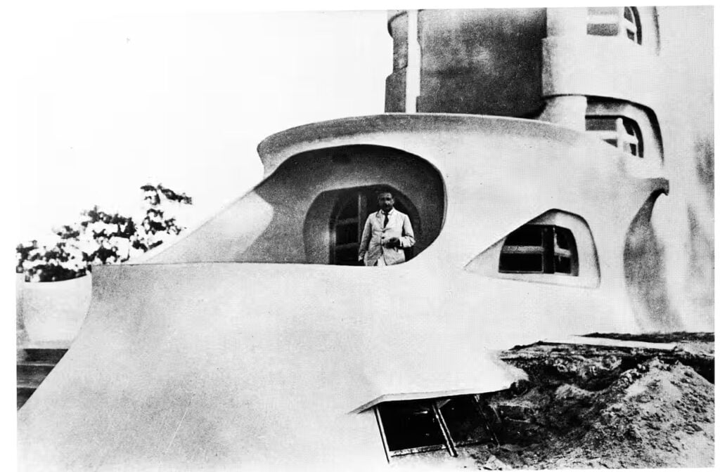 Albert Einstein sulla terrazza della Torre nel 1921. Photograph Archiv Leibniz Institut fur Astrophysik Potsdam AIP Riapre in Germania la Torre Einstein, gioiello dell'architettura funzionalista