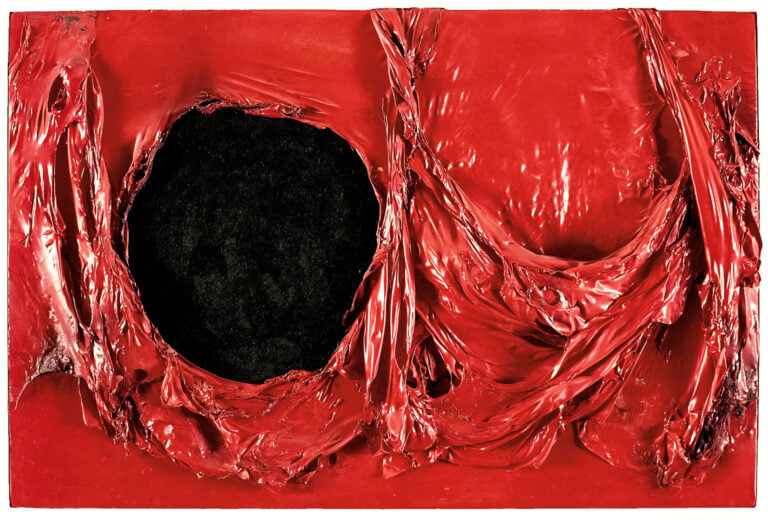 Alberto Burri, Rosso Plastica, 1962, Fondazione Palazzo Albizzini Collezione Burri. Crediti Albizzi Collezione Burri