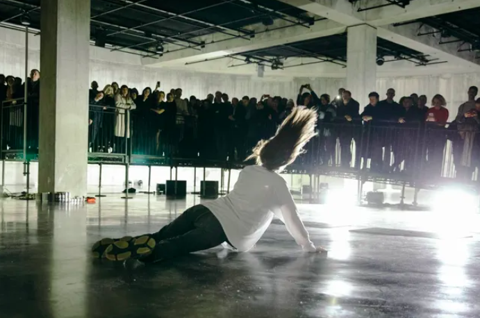 Anne Imhof, Sesso nei carri armati, 2019. Tate Modern, photo Nadine Fraczkowski © l'artista e Galerie Buchholz, Berlino, Colonia, New York