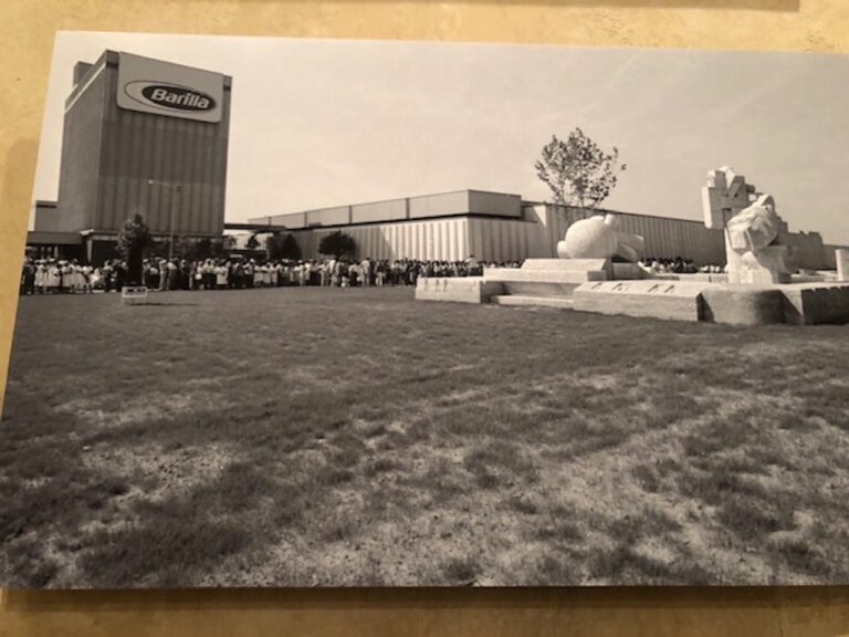 Armando Amoretti, Inaugurazione del monumento Campi di Grano dell'artista Pietro Cascella presso lo Stabilimento Barilla, Parma, 1982