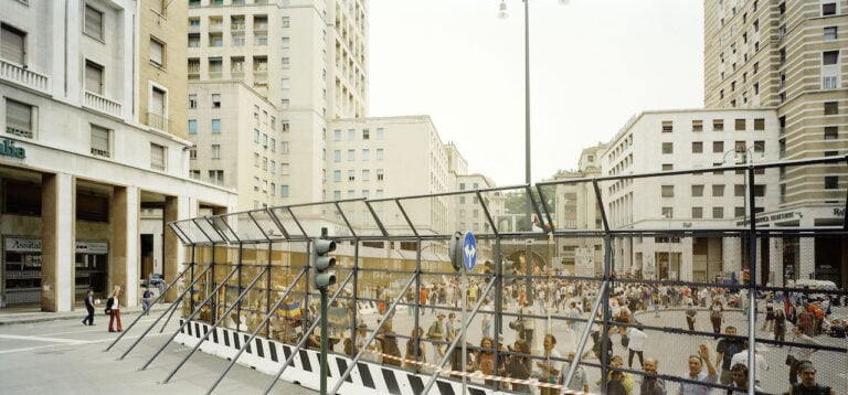 Armin Linke, G8 Summit, Genova, 2001. Courtesy Vistamare. © Armin Linke 2023