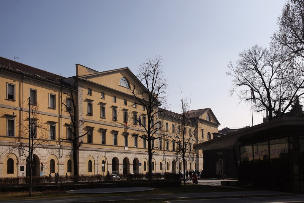 Caserma Garibaldi Milano. Photo Paolobon140 L’Università Cattolica di Milano festeggia 100 anni con una scultura di Mimmo Paladino