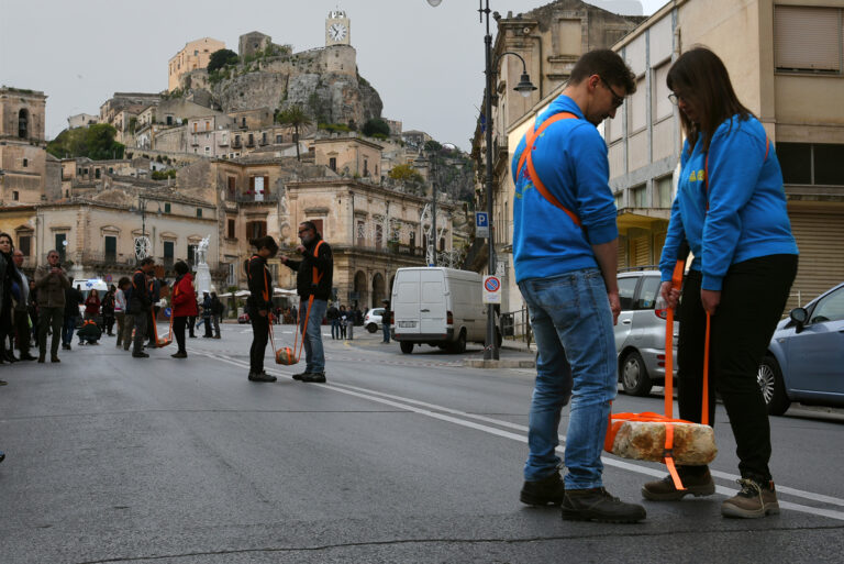 Collettivo Giuseppefraugallery. La processione delle pietre, 2019. Photo Collettivo Giuseppefraugallery