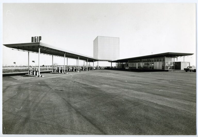 Costantino Dardi e Giovanni Morabito con Ariella Zattera, Stazione di servizio Agip a Mestre-Bazzera, Venezia