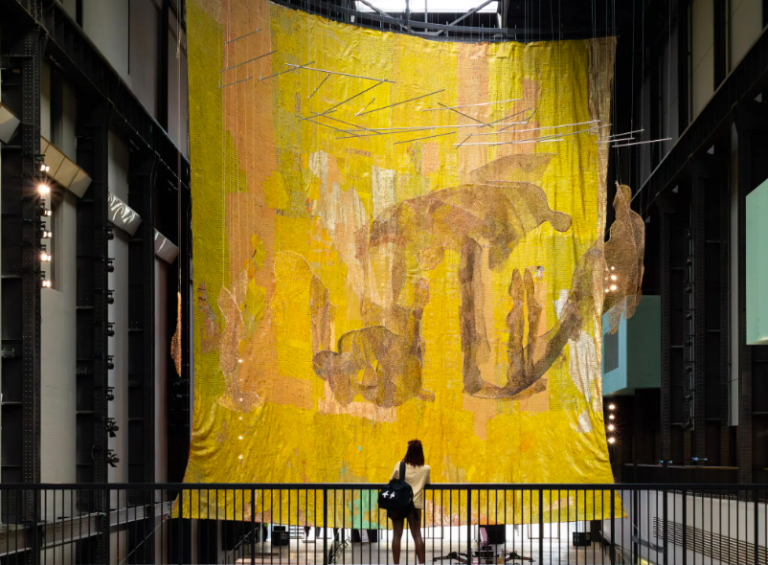 Una gigantesca opera di El Anatsui per la Turbine Hall della Tate di Londra