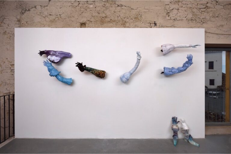 Emiliano Maggi, The Club, 2019, La forma della terra. Geografia della ceramica contemporanea, a cura di Simone Ciglia, Fondazione Malvina Menegaz, Castelbasso 2020. Courtesy Operativa, Roma. Photo Gino Di Paolo