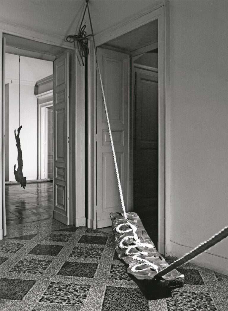 Gilberto Zorio, Odio, 1969, nella casa di Michelangelo Pistoletto, Torino 1971 / at the home of Michelangelo Pistoletto, Torino 1971 Photo Paolo Mussat Sartor. Courtesy Gilberto Zorio