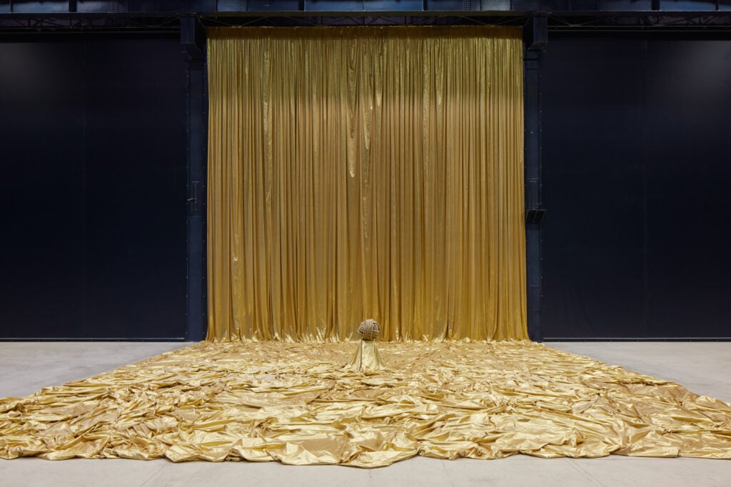 A Milano la mostra del grande artista James Lee Byars