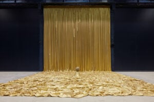 A Milano la mostra del grande artista James Lee Byars