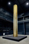 James Lee Byars, The Golden Tower, 1990. Installation view at Pirelli Hangar Bicocca, Milano. The Estate of James Lee Byars e Michael Werner Gallery, New York, Londra e Berlino. Photo Agostino Osio
