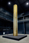 James Lee Byars, The Golden Tower, 1990. Installation view at Pirelli Hangar Bicocca, Milano. The Estate of James Lee Byars e Michael Werner Gallery, New York, Londra e Berlino. Photo Agostino Osio