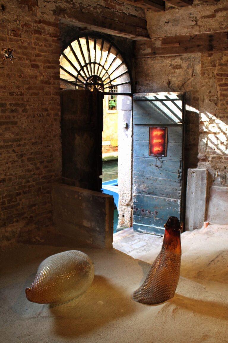 Judi Harvest, Fango, Fuoco, Fiori, installation view at Beatrice Burati Anderson, Venezia 2023. Photo Caterina Rachele Rossi