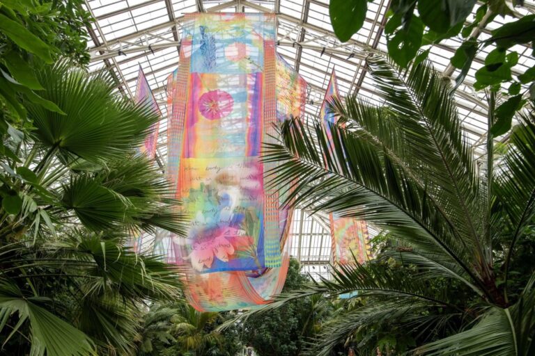 La House of Spirits di Jeffrey Gibson nella Temperate House © Kew Gardens Queer Nature. Installazioni d'arte ai meravigliosi Kew Gardens di Londra