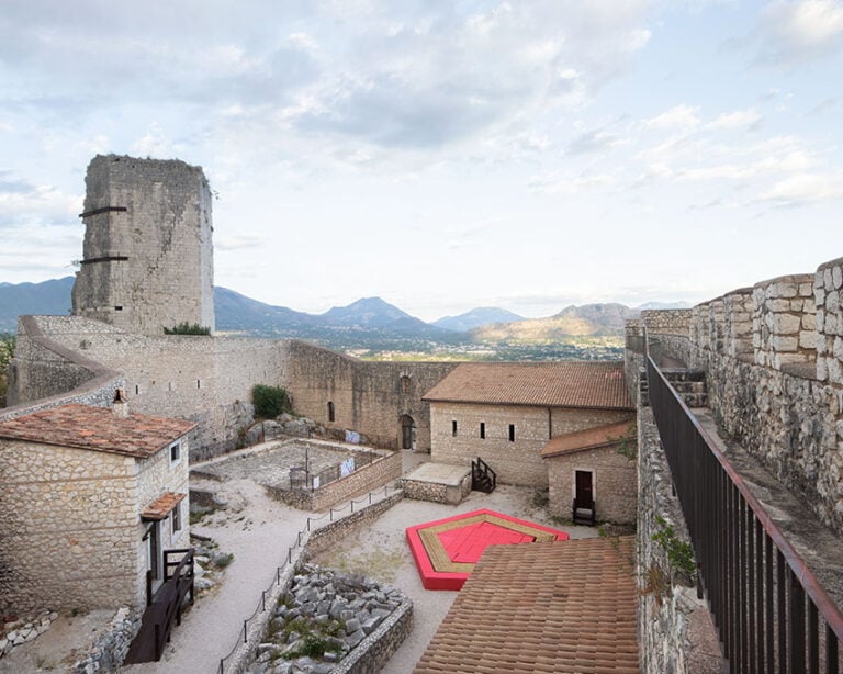 LA PENTANA, allestimento degli spazi esterni di Rocca Janula, Cassino (FR), 2022. Per Creative Living Lab – edizione 3. Costruire spazi di prossimità per progetti di rigenerazione urbana, promosso dal Ministero della Cultura – Direzione Generale Creatività Contemporanea. A cura di Emilia Giorgi. Photo Flavia Rossi