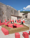 LA PENTANA, allestimento degli spazi esterni di Rocca Janula, Cassino (FR), 2022. Per Creative Living Lab – edizione 3. Costruire spazi di prossimità per progetti di rigenerazione urbana, promosso dal Ministero della Cultura – Direzione Generale Creatività Contemporanea. A cura di Emilia Giorgi. Photo Flavia Rossi