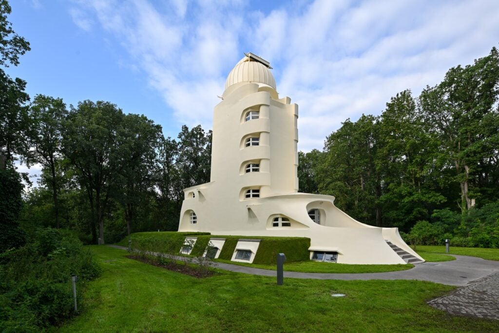 Riapre in Germania la Torre Einstein, gioiello dell’architettura funzionalista
