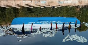 L’installazione in Darsena a Milano per la strage di Lampedusa. Arte pubblica o cattivo gusto?