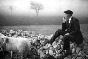 Il senso di Ferdinando Scianna per la Sicilia. Disegnando il mondo con l’ombra