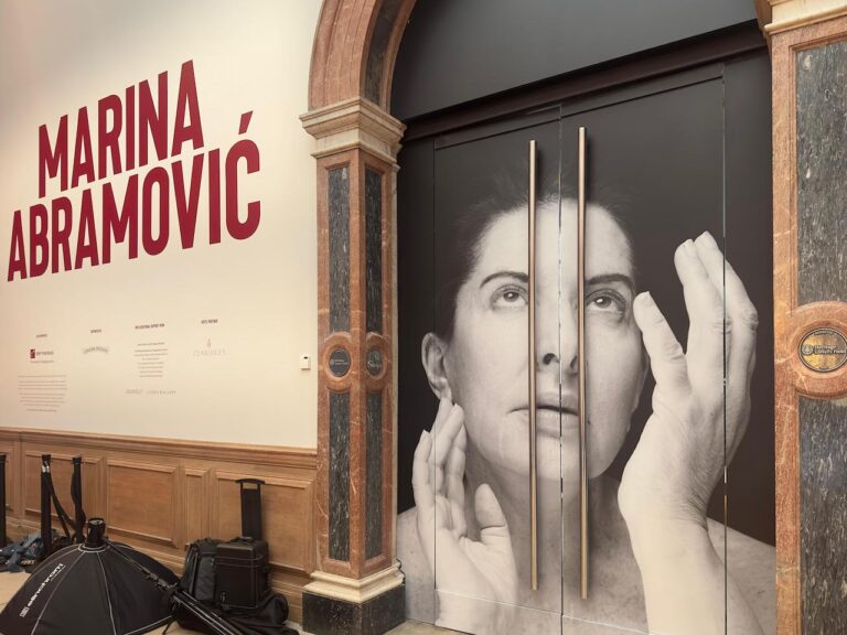 Marina Abramović, installation view at Royal Academy of Arts, Londra, 2023. Photo Mario Bucolo