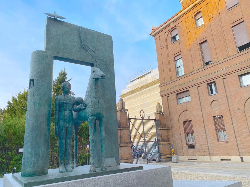 L’Università Cattolica di Milano festeggia 100 anni con una scultura di Mimmo Paladino