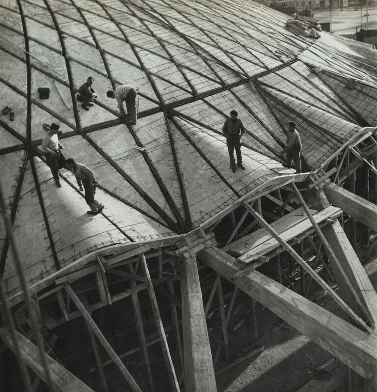 Operai al lavoro sul bordo della cupola del Palazzetto dello Sport, 1957. Courtesy Fondation Pier Luigi Nervi Project