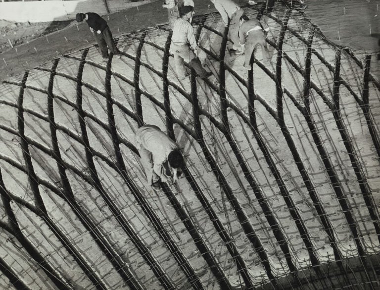Operai al lavoro sulla cupola del Palazzetto dello Sport, 1957. Courtesy Fondation Pier Luigi Nervi Project