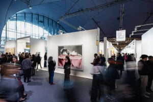 Reportage dall’edizione 2023 della fiera Paris+ e l’ascesa del mercato dell’arte francese