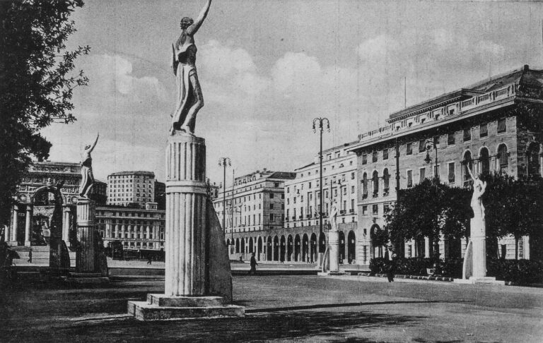 Piazza della Vittoria negli Anni Trenta, Genova. Via Wikipedia