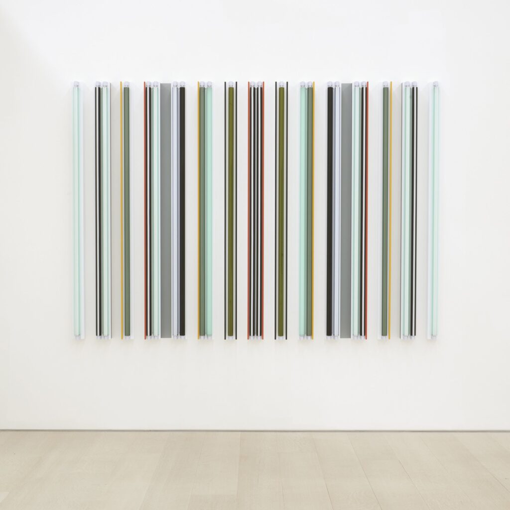 Robert Irwin Kilts 2018 Shadow Reflection Color 7222 × 103 1422 × 4 1422 182.9 cm × 262.3 cm × 10.8 cm © Robert Irwin via Pace Gallery Morto l'artista statunitense Robert Irwin. Aveva 95 anni